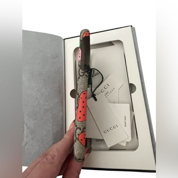 Gucci GG Supreme Strawberry iPhone X/XS Case - Picture 2 of 11